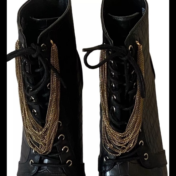 Shoedazzle “Keep Me High” US 7 Black w/Gold Chains Booties Stile Faux Leather - Picture 5 of 15